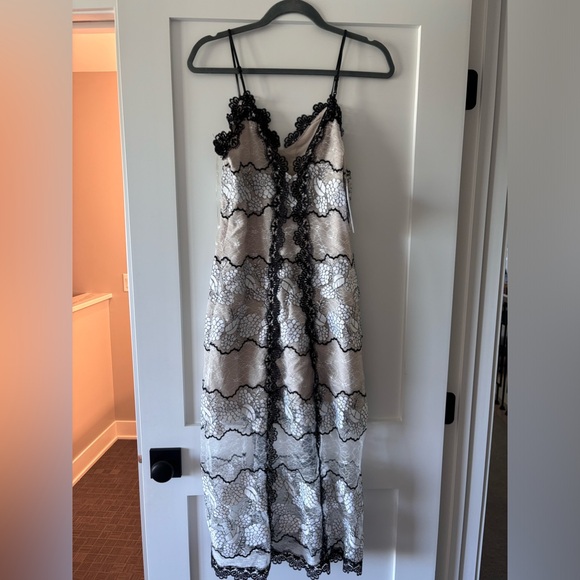 Elliatt Dress - Picture 2 of 4